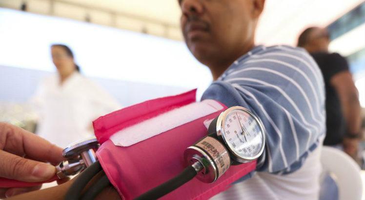 Entre as ações de saúde oferecidas pela Prefeitura do Recife, aferição de pressão arterial e teste de glicose (Foto ilustrativa: Agência Brasil)