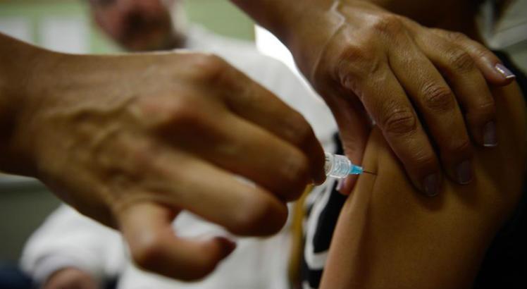 A vacina contra febre amarela é eficaz e segura para o uso, a partir dos 9 meses de idade, em residentes e viajantes a áreas endêmicas ou, a partir de 6 meses de idade, em situações de surto da doença (Foto ilustrativa: Marcelo Camargo/Agência Brasil)