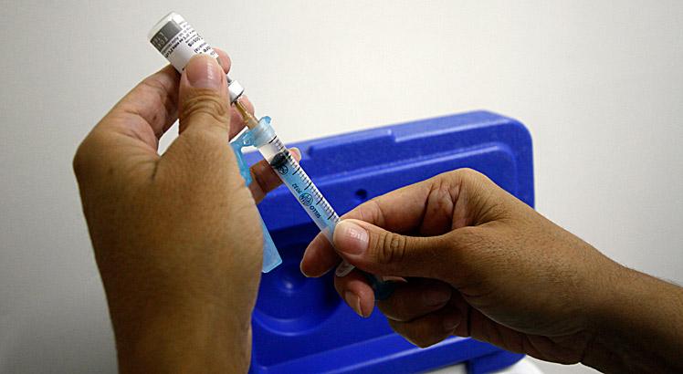 No Recife, procura pela vacina contra febre amarela tem aumentado nos postos de saúde (Foto: Ricardo B. Labastier/JC Imagem)