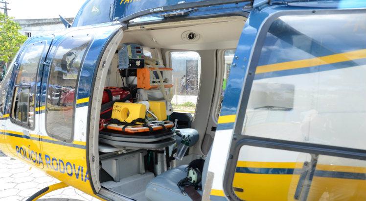 Helicóptero ficará de plantão para remoção de possíveis vítimas graves durante o Carnaval. A aeronave pode fazer atendimento em locais que ficam até a 150 km do Recife (Fotos: Luciano Ferreira/PCR)