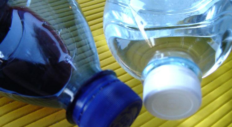Especialistas são unânimes: beber água é a principal dica para curar a ressaca (Foto: Free Images)