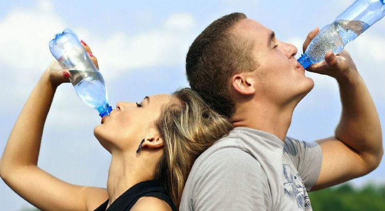 Além da alimentação adequada, é essencial ficar atento à hidratação durante o Carnaval. Beba bastante água! 