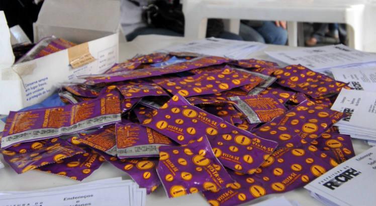Com o lema 'Com camisinha eu vou!', agenda da ONG Gestos começa na próxima terça-feira (21) com distribuição de preservativos (Foto: Bernardo Soares / Acervo JC Imagem)