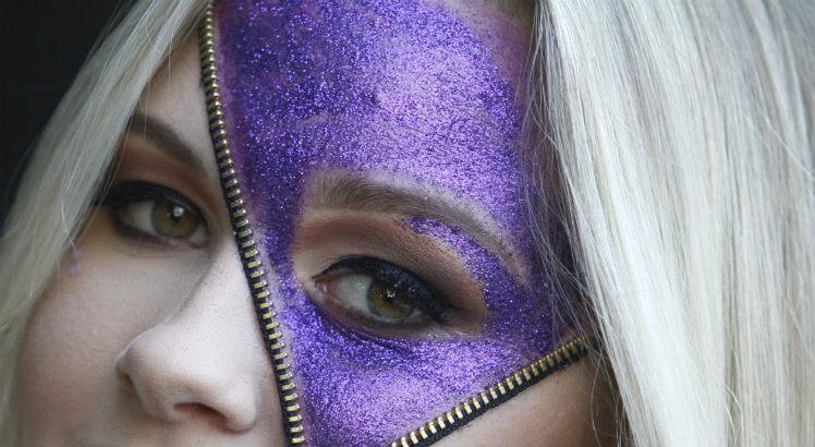 Imagem de mulher com maquiagem e glitter (Foto: Ricardo B. Labastier / JC Imagem)