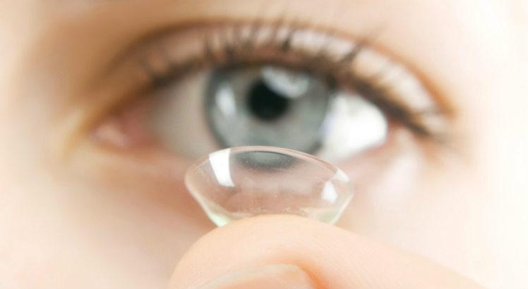 Especialistas alertam que as lentes de contato (inclusive as coloridas) devem ser recomendadas por um médico (Foto ilustrativa: Reprodução da internet)