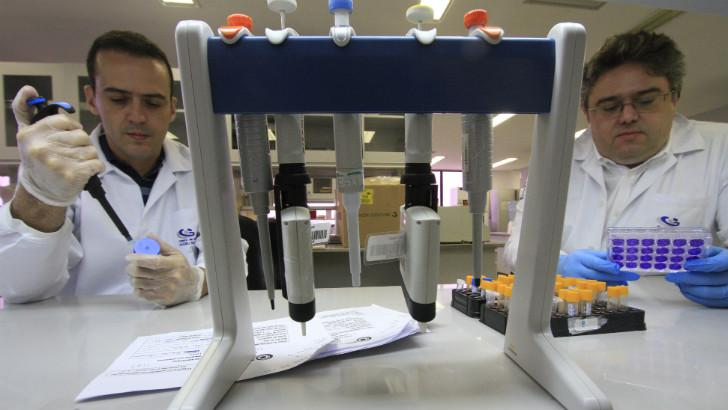 Rafael Dhalia (à esq.) e Ernesto Marques (à dir.) são os inventores da vacina de DNA contra o vírus da febre amarela (Foto: Bobby Fabisak/JC Imagem)