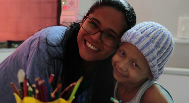 Ao lado da mãe, Josenaide Coelho, a pequena Ana Júlia faz tratamento contra o câncer e continua os estudos numa classe em hospital do Recife (Foto: Ashlley Melo/JC Imagem)