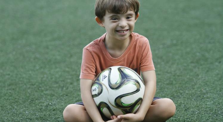 Jogar futebol está entre as atividades preferidas de Felipe Falcão, 7 anos (Foto: Ricardo B. Labastier/JC Imagem)