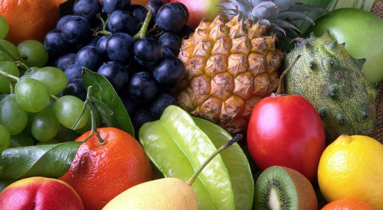 Uma das dicas é apostar em uma alimentação leve e nutritiva, abusando das frutas e evitando comidas gordurosas (Foto: Pixabay)