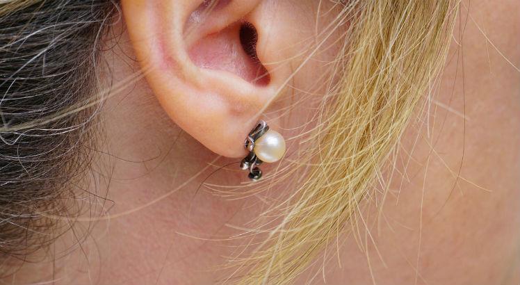 Limpeza dos ouvidos só deve ser feita em dois casos: quando estiverem entupidos ou em queixa de dores na região (Foto: Pixabay)