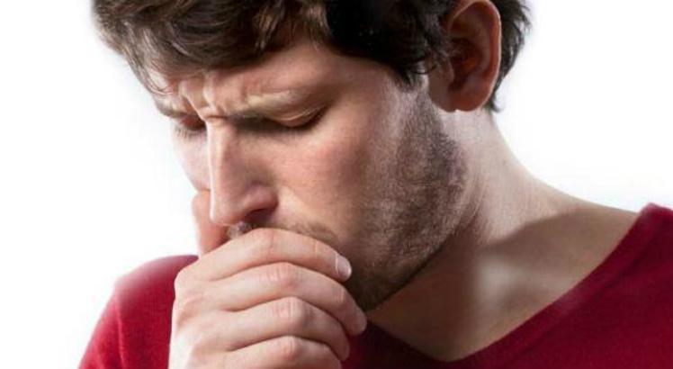 Geralmente, os sintomas frequentes da tuberculose incluem tosse seca contínua no início da doença (Foto: Reprodução/Internet)