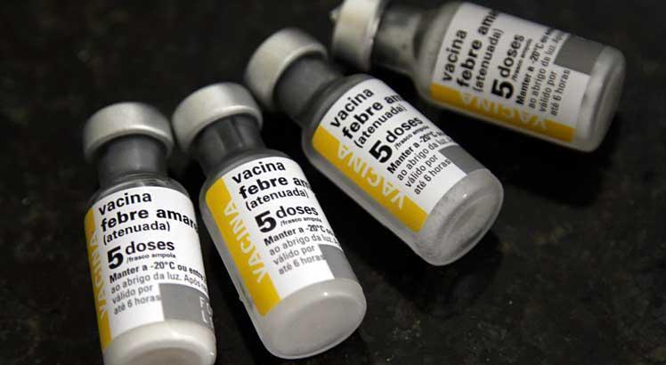 Cerca de 6 milhões de doses de vacina contra febre amarela produzidas no Instituto Bio-Manguinhos são destinadas por mês ao Ministério da Saúde (Foto: Ricardo B. Labastier / JC Imagem)