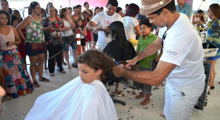 Iniciativa, que este ano chega à 2ª edição, reunirá 30 profissionais de beleza, além de 25 voluntários de projeto, com o objetivo de arrecadar cabelos humanos para a fabricação de perucas em prol das pacientes (Foto: Marina Gargantini / Divulgação)
