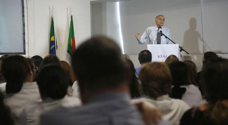 O médico cancerologista Drauzio Varella falou sobre prevenção de doenças e qualidade de vida em palestra no Recife (Foto: Tato Rocha / JC Imagem)