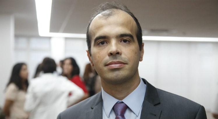 Imagem do médico José Fernando do Prado Moura (Foto: Tato Rocha / JC Imagem)