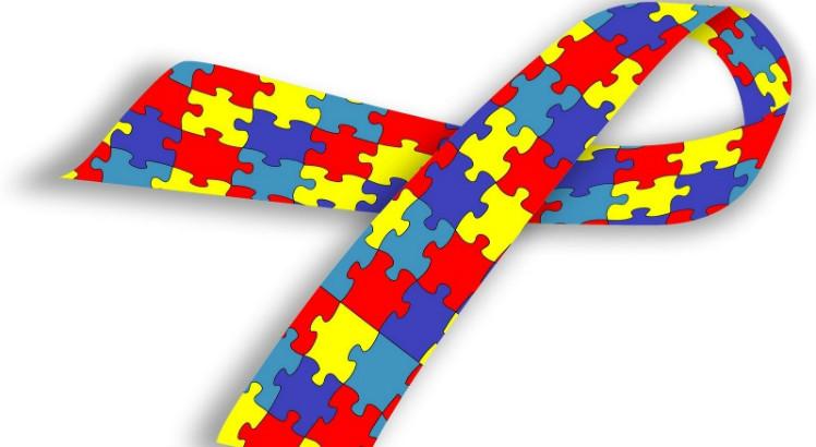 A fita feita de peças de quebra-cabeça coloridas representa a complexidade do autismo (Imagem: Reprodução/Internet)