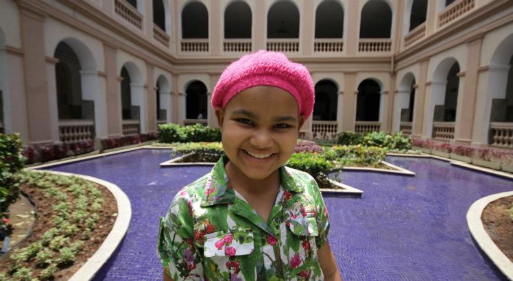 Elana Vitória, 11 anos, passou pelo transplante de medula óssea em fevereiro deste ano para tratar a leucemia, diagnosticada quando ela tinha 4 anos (Foto: Jedson Nobre/JC Imagem)