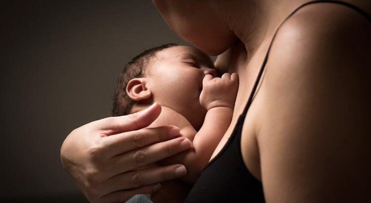 Vínculo criado entre mãe e filho nasce desde a gestação e, depois do parto, é fortalecido graças ao hormônio ocitocina (Foto: Heudes Regis/JC Imagem)