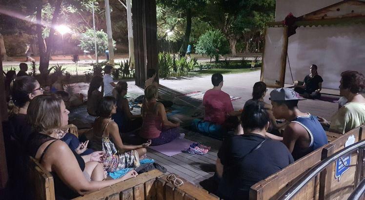 Meditação em grupo aconteceu no Parque da Jaqueira e na praia de Boa Viagem, no Recife. Também teve encontro na praia de Bairro Novo, em Olinda (Foto: Mayumi Kudo / Divulgação)