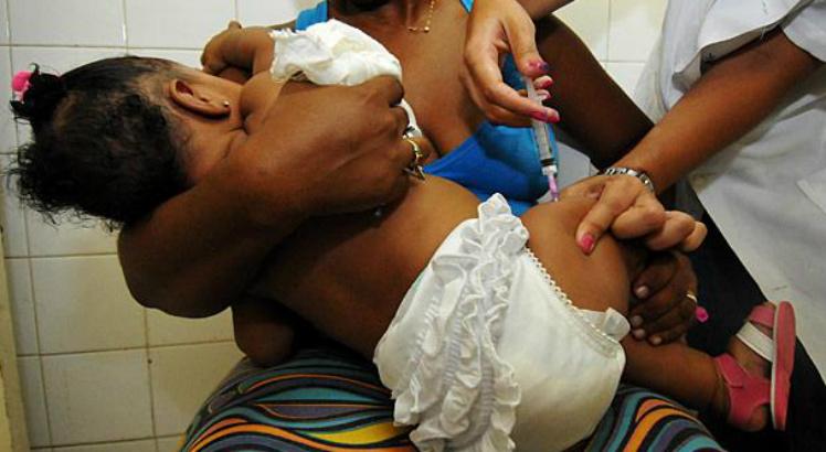 Crianças abaixo de 5 anos são as que têm maior risco de apresentar complicações pelos vírus da gripe. Vacinação oferece proteção  (Foto: Clemilson Campos/Acervo JC Imagem)