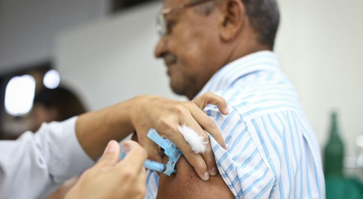 Para atender ao público-alvo da campanha em Pernambuco, o Ministério da Saúde envia 2,6 milhões de doses da vacina contra gripe (Foto: Sérgio Bernardo/JC Imagem)
