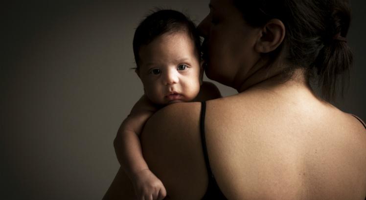 Abraço está relacionado com descobertas e representa a troca afetiva entre o bebê e a mãe ou o pai (Foto: Heudes Regis/JC Imagem)