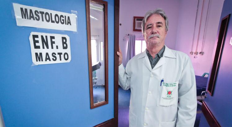 Imagem do médico João Esberard (Foto: Sérgio Bernardo / JC Imagem)