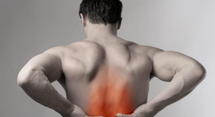 Dor nas costas é a causa mais comum de afastamento do trabalho segundo levantamento realizado com brasileiros (Foto: Shutterstock)