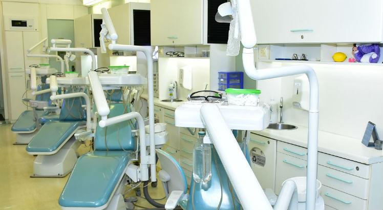 OdontoSesc conta com quatro consultórios, sala de raio-X, central de esterilização e escovódromo. Atendimentos seguem até dezembro no município (Foto: Divulgação)