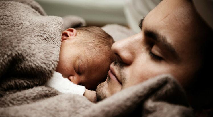 Orientações simples podem fazer a diferença na hora do pai ajudar a mãe no ritual da amamentação e participar ativamente do processo (Foto ilustrativa: Pixabay)