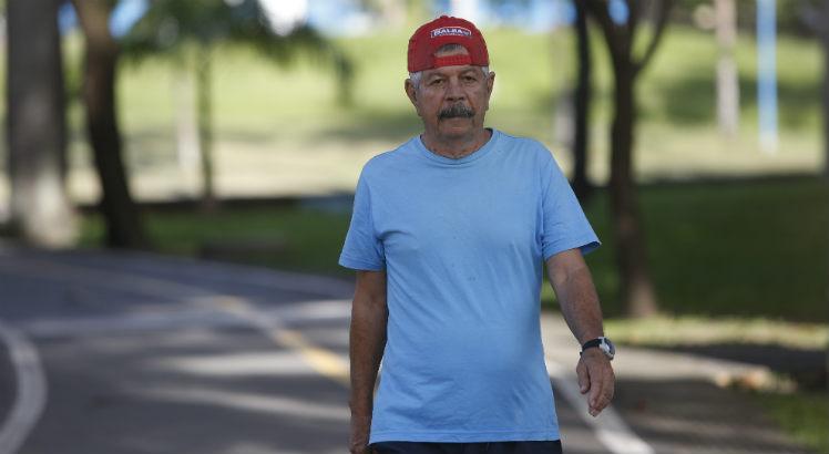 O aposentado Rudeberto Oliveira, 71 anos, adotou um estilo de vida saudável após descobrir que estava com pressão arterial alta (Foto: Diego Nigro / JC Imagem)