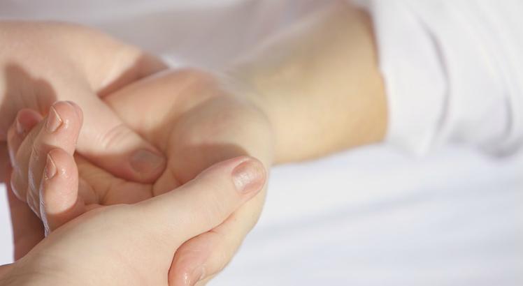 Entre os sintomas da síndrome do túnel do carpo, estão sensação de formigamento nas mãos e de dormência (Foto: Pixabay)