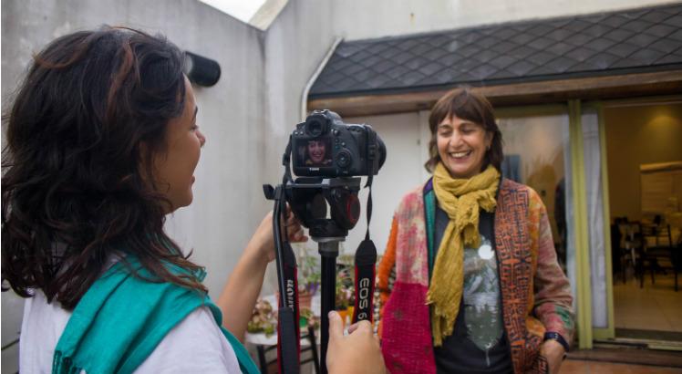 O Além da Cura é um projeto idealizado pela cineasta pernambucana Bruna Monteiro, que conta histórias de mulheres de todo o mundo que enfrentam o câncer (Foto: Além da Cura/Divulgação)