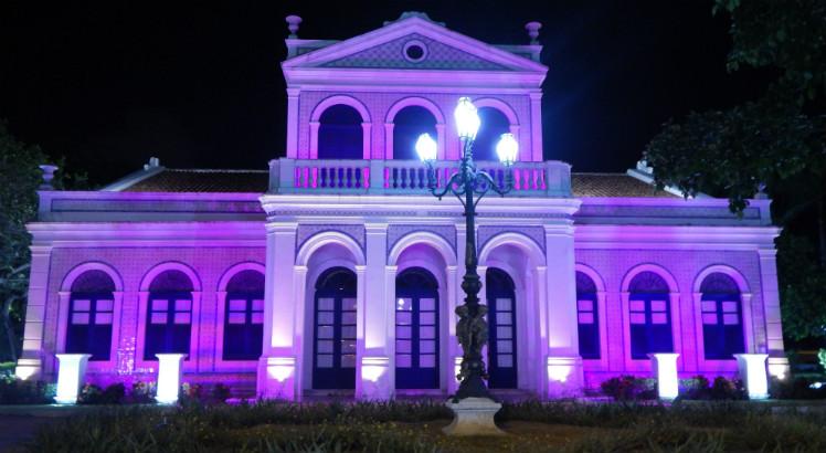 A Academia Pernambucana de Letras, no bairro das Graças, Zona Norte do Recife, está iluminada de cor-de-rosa para marcar a luta contra o câncer de mama (Foto: Divulgação)