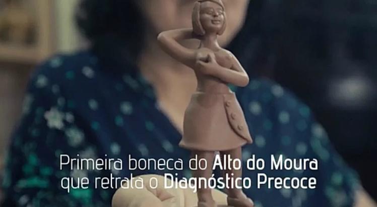 Boneca foi idealizada pela artesã Marliete Rodrigues, do Alto do Moura, em Caruaru, no Agreste de Pernambuco (Foto: Reprodução/TV Jornal/Tauá)