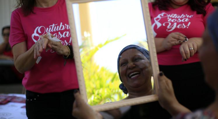 Mais de 30 pacientes em acompanhamento pelo Hospital de Câncer de Pernambuco participaram de ação com o objetivo de elevar a autoestima e fazer com que mulheres enfrente melhor os efeitos colaterais do tratamento (Foto: Luiz Pessoa/JC Imagem)