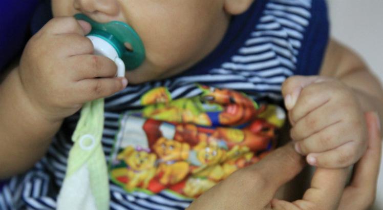 Só em Pernambuco, desde 2015, já nasceram 2.384 crianças com suspeita da síndrome congênita do zika (Foto: Ashlley Melo/JC Imagem)