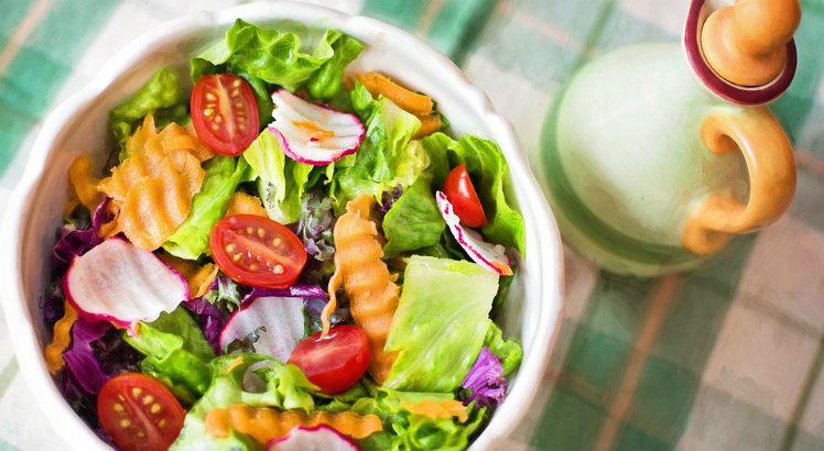 Profissionais orientam sobre maneiras de se montar um prato saudável com vegetais, proteínas e carboidratos (Foto ilustrativa: Pixabay)