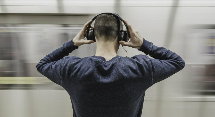 Especialista destaca que as perdas auditivas por causa de ruído estão aumentando entre a população, tanto por ruído industrial quanto por equipamentos de som (Foto: Pixabay)