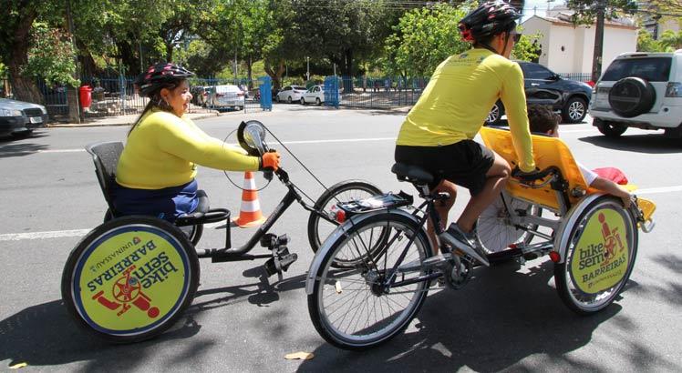 O Bike sem Barreiras disponibiliza bicicletas adaptadas para o lazer de pessoas com deficiência visual, física, mental ou múltipla (Foto: Alexandre Gondim/JC Imagem)