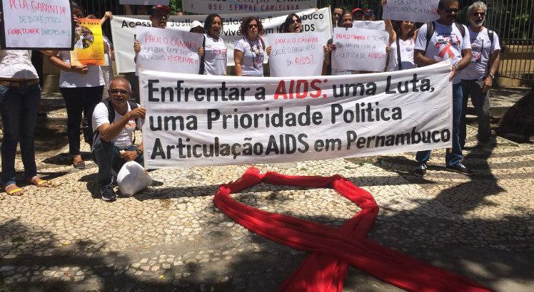 Coletivo formado por várias entidades que atuam em defesa das pessoas que vivem com o HIV e a aids realizaram protesto, na manhã deste dia 1º, na área central do Recife (Foto: Diego Nigro/JC Imagem)