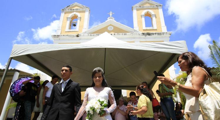 O casamento de Léia  Cristina e Ezequiel Levi foi celebrado, nesta terça-feira (12), nos jardins do Hospital de Câncer de Pernambuco (Foto: Bobby Fabisak/JC Imagem)