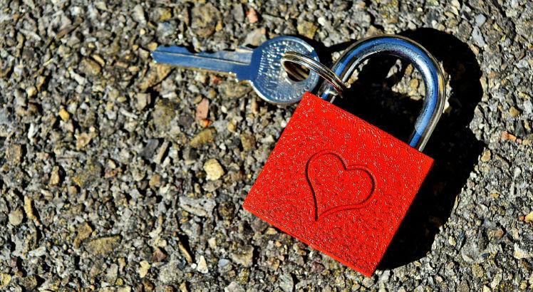 A suspeita inexplicável relacionada à fidelidade pode tornar o casal prisioneiro de uma relação nociva (Foto ilustrativa: Pixabay)