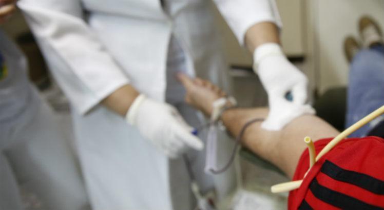 Para se tornar um doador de medula, basta procurar um Hemocentro e retirar uma pequena quantidade de sangue para testes de compatibilidade (Foto: André Nery/Acervo JC Imagem)