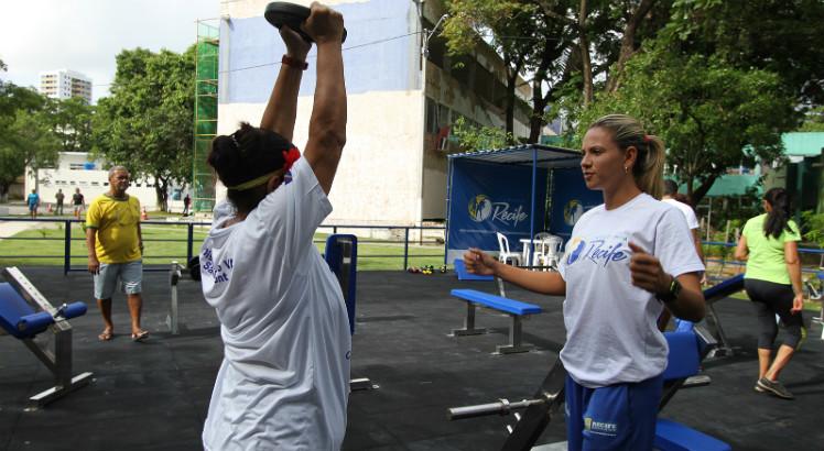A nova Academia Recife fica numa área de 250 metros quadrados e tem 26 equipamentos para prática de musculação, alongamento e ginástica localizada (Foto: Hélia Scheppa/SEI)