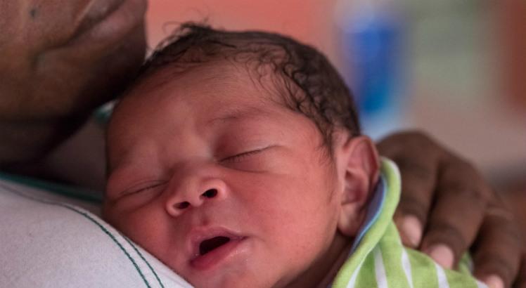 O primeiro bebê de 2018 é uma menina chamada Vilisi Ciri Sovocala, que nasceu às 1h44 no dia de ano-novo em Suva, a capital de Fiji (Foto: Unicef/Chute)