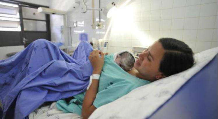 A OMS recomenda o contato pele a pele do recém-nascido com a mãe na primeira hora após o nascimento, para prevenir hipotermia e para estimular o aleitamento (Foto: Marcelo Camargo/Agência Brasil)
