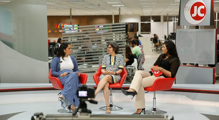 Celina Turchi (ao centro) já foi entrevistada pelas repórteres Cinthya Leite, à esq., e Mariana Barros, à dir., na TV JC (Foto: André Nery/Acervo JC Imagem)