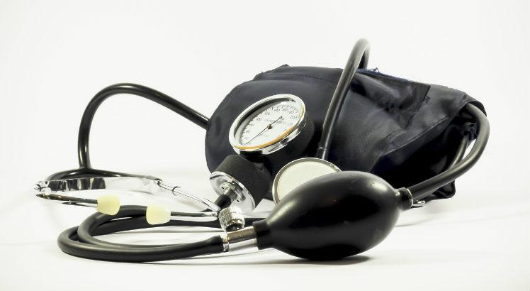 Uma pressão de 12 por 8, em um paciente com algum fator de risco (tabagismo, diabetes, sobrepeso, níveis altos de colesterol e triglicérides), acende um alerta (Foto ilustrativa: Pixabay)