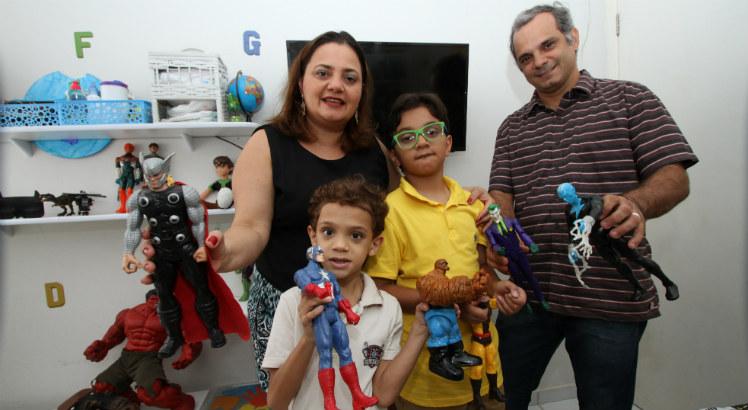 Thiago José (de branco, na foto), ao lado dos pais e do irmão, recebeu um novo rim aos 4 anos (Foto: Guga Matos/JC Imagem)